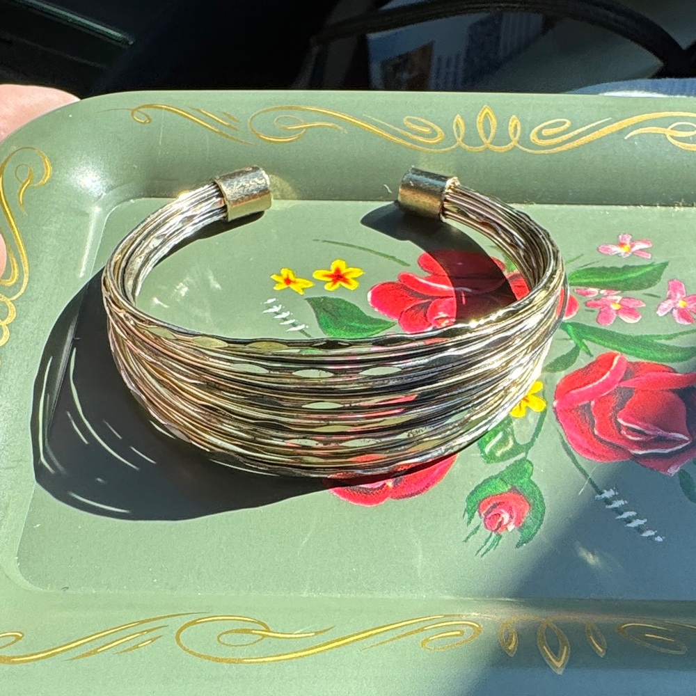 🛍️Elegant Gold-Toned Women's Bracelet🛍️